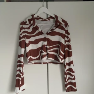 Topp  - Croppad topp med fint mönster 