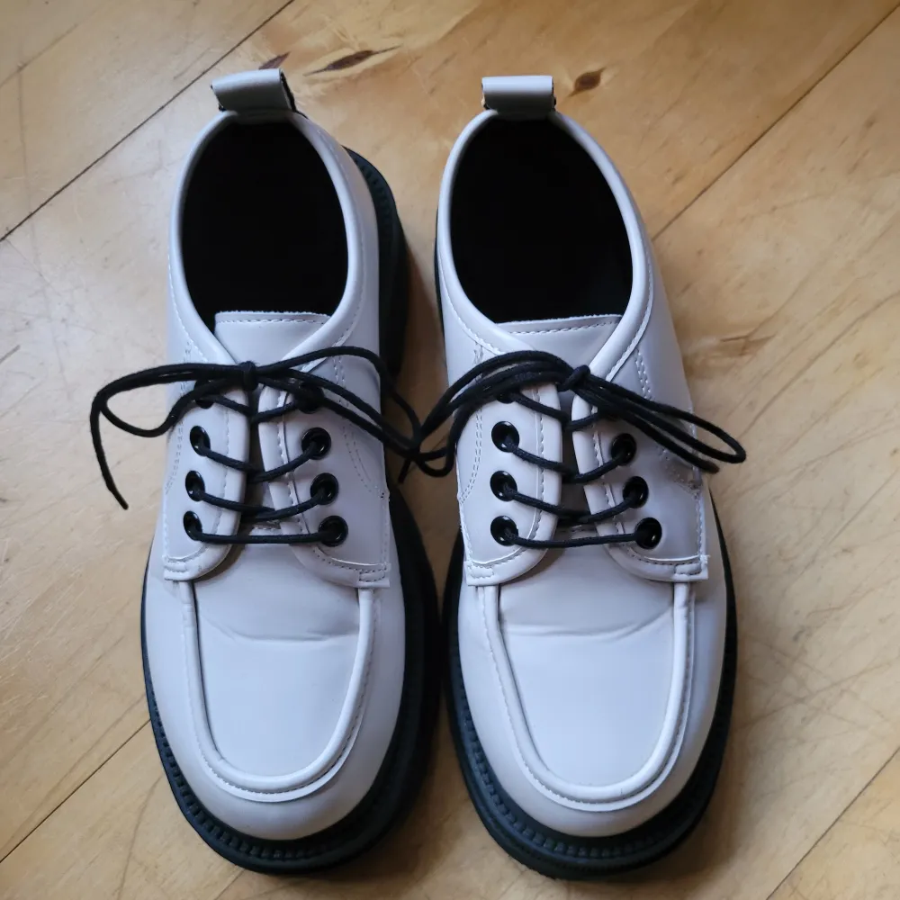 Säljer ett par fräna skor i vit skinnimitation! Sulorna är lite högre. Märkta som 38 men är väldigt små, uppskattar till storlek 36. Använda fåtal gånger av mig. Säljes för 150 kr, frakt tillkommer på mx 69 kr spårbar ✨️. Skor.