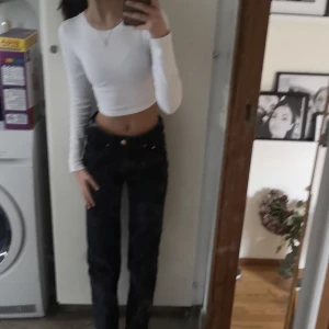 Svarta straight jeans - Jag älskar dessa jeansen men jag är inte alls bekvämt hur de sitter nu så tänker sälja de! De är i toppen skick men det Ända är att längst nere är de slitna får de är för långa. De är från hm köpta för 499kr. Köptes få lite mer än ett år sen