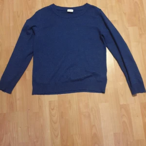 Vila sticked tröja - Jätte jätte fin skrikblå stickad tröja ifrån vila i storlek m. Tröjan är sparsamt använd fast den är ändå väldigt din och användbar. Kontakta mig vid fler frågor