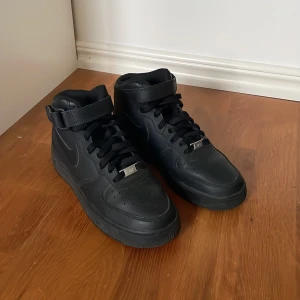 Air force 1 - Höga svarta air force 1! Knappt använda!