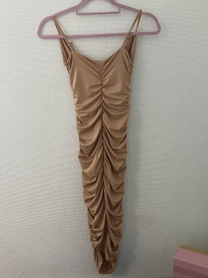 Klänning  - Klänning som formar kroppen, passar jättebra till fester eller nightouts. 🌷