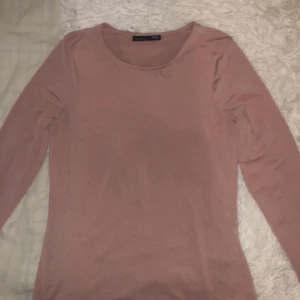 Tunn zara topp - En jättefin väldigt tunn topp från zara som jag aldrig har använt. Stl S ,färgen syns väldigt dåligt på första bilden men den är som på den andra bilden