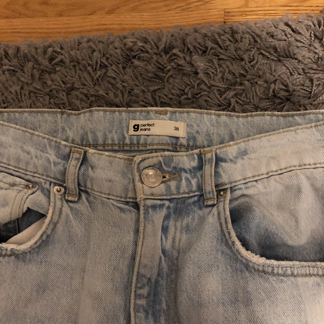 Ljusblåa håliga jeans fårn Gina tricot st 38 - 90