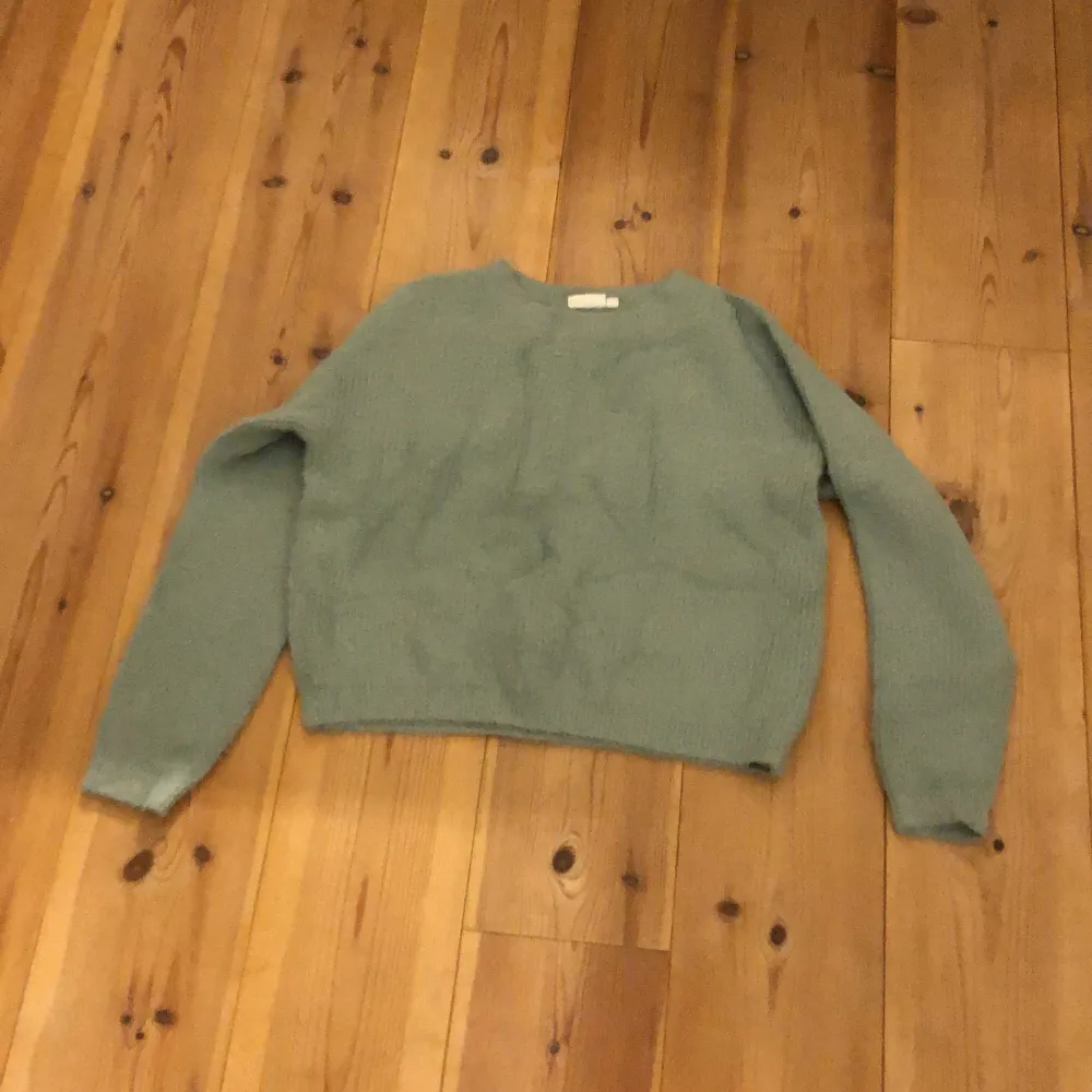 Säljer denna grönblåa stickade tröjan från Kappahl pga att den int kmr till användning. Aldrig använd. Strl 158/164. Säljer för 170+frakt!. Stickat.