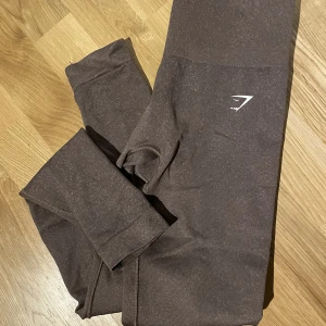 Gymshark adapt fleck mineral/brown  - Gymshark adapt fleck i färgen mineral brown. Gymsharkloggan på ankeln har försvunnit, annars fint skick.🌸