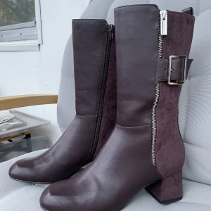Nya stövlar 38 - Nya stövlar från Charles&Keith i läderimitation, storlek 38. Klackhöjd 5.5sm.