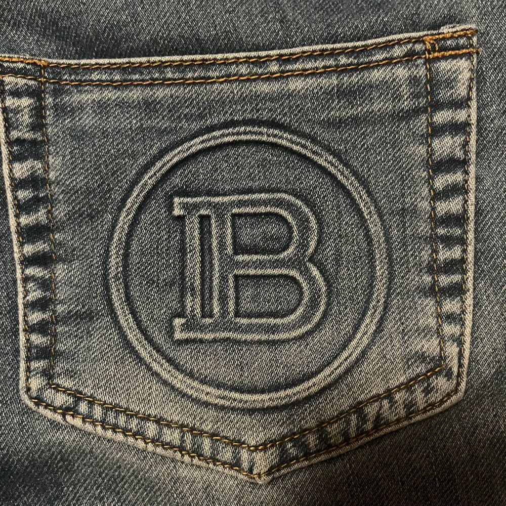 Balmain cotton jeans  Storlek: 30/32  Cond 9/10 Säljer då de är för små för mig, väldigt bra skick så hade behållt de annars. Otroligt skönt material, känns inte som att ha på sig jeans!  Bara skicka medelande vid funderingar! . Jeans & Byxor.