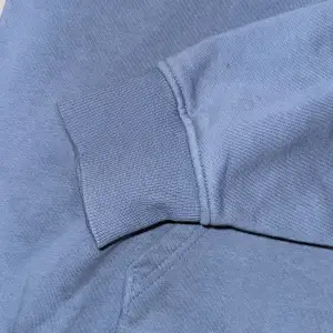 Använd och jätteskön hoodie i oversize.  Stentvättad jättefin blå färg. 