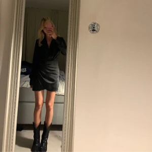 Glansig klänning  - Säljer denna glansiga klänningen från Zara. Endast använd en gång och är i mycket bra skick! Hör av dig vid intresse. 