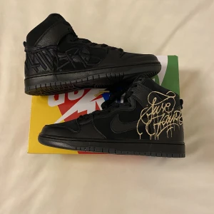 Nike Dunk High ”FAUST” - Hej! Jag säljer några helt nya par Nike Dunk highs i storlekarna 42,5 och 44 för 1600kr st💛🖤 Fraktar samma eller dagen efter betalning! 💵  Skriv gärna vid frågor💖