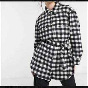 & Other Stories jakke  - Så flot jakke, men får desværre ikke den brugt. Kun brugt to tre gange.  Perfekt til forår og efterår.