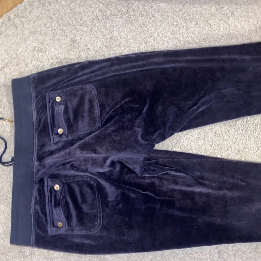 Den klassiska modellen av Juicy couture mjukis byxor! Storlek S men passar även xs.. Jeans & Byxor.