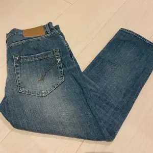 Säljer dessa Dondup Jeans i low waist & rak modell. Super snygg tvätt & sparsamt använda. Dessa sitter perfekt på ngn som är runt 34-36 i storlek!