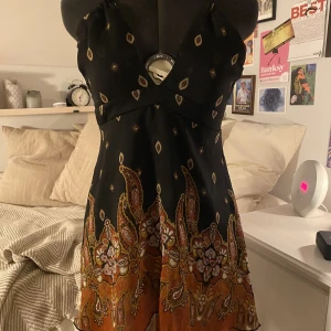 Volangklänning - Liten i storleken, skulle säga att den är mer som en S  Fint meshtyg Bra skick!