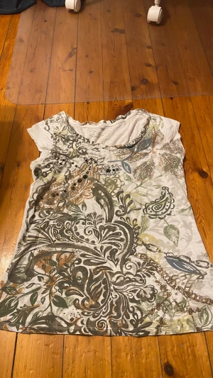T shirt  - Gullig t shirt ja köpt second hand men är i bra skick. Passar som S-M mer som S skulle ja säga. Tryck inte på köp nu!!!