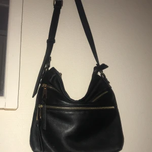 Downton väska  - Detta är en väska som har mycket plats, två fack utanpå och ett stort fack. ( tre små fack inuti de stora). (Frågor? Skriv till mig! *köparen står för frakten!!