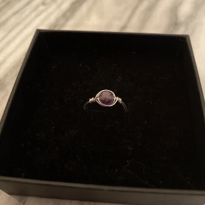 Silver Ring med Ametist pärla  - 925 Silver med en ametist pärla  Storlek finns 16,17,18 eller 19 16 - 50-51mm  17 - 53 -54mm 18 - 56 - 57 mm 19 - 60 -61 mm Om önskad storlek inte finns får man gärna mäta och säga måttet på sin ringstorlek🌟