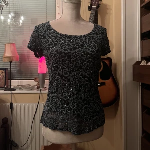topp spets glitter - söt fest topp med spets och glitter som skiner i olika färger!✨lappen är kvar för har inte fått någon användning för den!