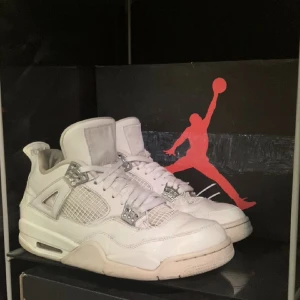 Air Jordan 4 Pure Money - 💸Jordan 4 pure money 💸💯Storlek 43 💯🦋Äkthetsbevis och box finns (skadad) 🦋⚡️Svarar gärna på frågor eller skickar fler bilder (finns skador)⚡️📦Kan frakta eller mötas upp i Stockholm 📦🔥Pris kan diskuteras vid snabb affär 🔥