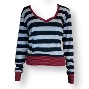 Långärmad  - Långärmad tröja från Tutti Frutti, randig med röda detaljer. Storlek Small. Dockan använder vanligtvis storlek XS. 100% bomull. ⚠️ MÅTT: Axel till axel 45cm, ärmlängd 62, armhåla till armhåla 47.5cm, midjebredd 38cm & längd 55cm