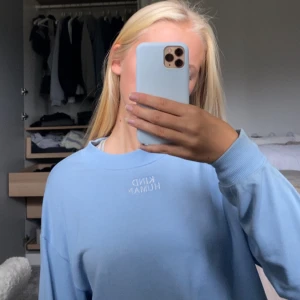 Ljusblå sweatshirt  - Väldigt fin ljusblå sweatshirt där det står KIND HUMAN. Köparen står för frakt.