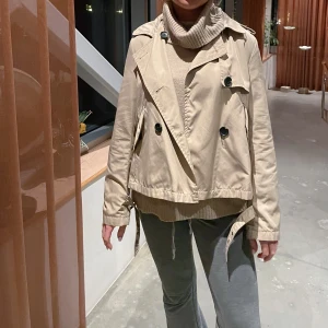 Jacka - Kort trenchcoat som är super snygg och perfekt när det börjar bli lite varmare!