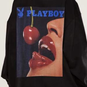 Playboy X missguided oversized hoodie. Osäker på storleken, den är som onesize. Köpt för 520 kr, finns inte längre att köpa fr hemsidan. Lånade bilder, skicka för mer information! Köparen står för frakten💗