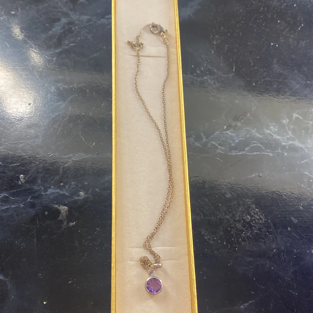 Ett jätte gulligt halsband med en lila sak på🫶🏽. Accessoarer.