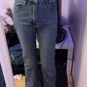 Bootcut jeans - Jättesnygga bootcut jeans. Köpta från Ullared, använt ett par gånger har även behövt sy ett hål men det syns inte någonting. Passade inte mig längre tyvärr❤️
