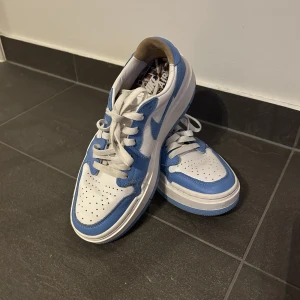 Jordans low - Säljer de här jordans 1 elvate low! Nästan helt oanvända! Säljer pga för små i storleken för mig!💖 Storlek 38💗Frakt tillkommer 69 kr!💗Jättefina nu till våren/ sommaren!💗🙌