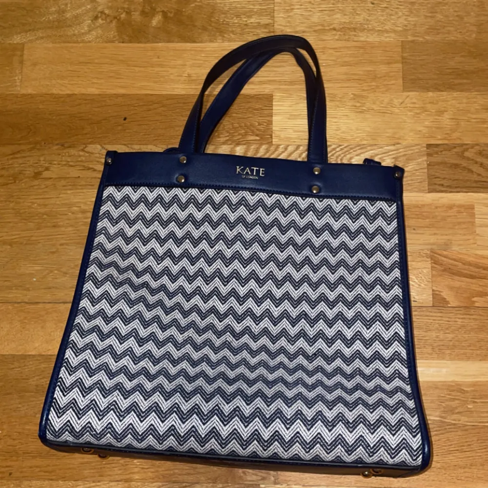 Jättefin och nästintill nyanvänd blå väska med coolt mönster. Finns ett band också ifall man vill ha den över axeln. Den rymmer mycket. Väskor.
