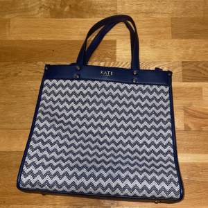 Jättefin och nästintill nyanvänd blå väska med coolt mönster. Finns ett band också ifall man vill ha den över axeln. Den rymmer mycket