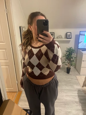 Stickad tröja från Motel  - Säljer nu denna sjukt snygga och coola tröja från ett märke som heter motel. Den är använd ett fåtal gånger och har inga defekter. Säljer den pågrund av att jsg ej använt den på 1 år! Köparen står för frakten och den säljs i befintligt skick! 