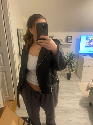 Skinnjacka från missguided - Säljer nu mina fina skinnjacka från missguided. Den är använd med har inga defekter! Säljer då den ej kommer till användning. Säljs i befintligt skick och köparen står för frakten! 
