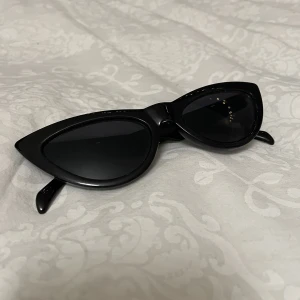 Solglasögon  - Säljer dessa solglasögon från shein! Bra skick! Köpta för 79kr bra skick🤍