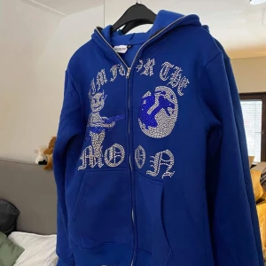 Aim for the moon hoodie - Helt ny hoodie, inte ens tagen ur plasten som ni kan se på andra bilden därav är första bilden lånad. Säljer den då jag ångrade mig med köpet men det gick tyvärr inte att göra en retur. Jag betalade £69 motsvarade 891,20 SEK