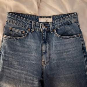 Blåa jeans från Stradivarius, fint skick!! Säljer för 100kr vid snabb affär🫶🏼 Långa i benen så passar någon längre eller sys upp 