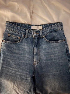Stradivarius jeans - Blåa jeans från Stradivarius, fint skick!! Säljer för 100kr vid snabb affär🫶🏼 Långa i benen så passar någon längre eller sys upp 