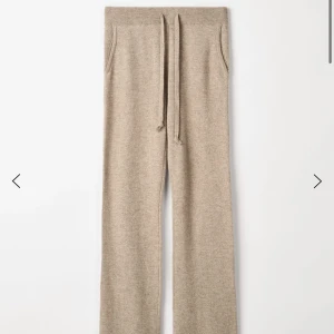 Soft goat byxor  - Säljer mina soft goat byxor i storkok M/ anpassas för dem med storlek S i byxor! Jättefint skick men ett hål på baksidan som kan lagas i deras butik! <3 jag ska köpa nya så säljer dessa till någon som vill köpa de lite billigare och fixa hålet sedan 