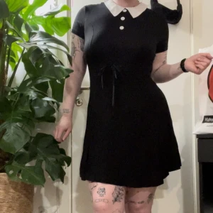 Killstar Wednesday Klänning L - Klänning från Killstar i strl L Endast använd fåtal gånger, lätt material och faller fint 