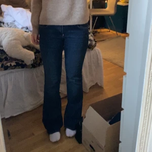 Lågmidjade jeans - Säljer mina nästintill oanvända Mavi jeans då dom inte riktigt passar mig tyvärr❤️ köpte dom för ca en månad sedan och knappast använda eller tvättade så skulle säga de där i nyskick, längden är bra på mig som är 164 cm typ❤️ Tror nypriset ligger runt 600kr