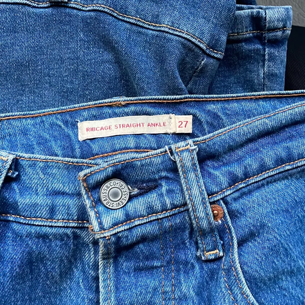 Raka jeans från Levis.  Skitsnygga, säljer då de i nuläget är för stora för mig.  Använda fåtal gånger under förra sommaren. Jättefint skick. 31 i längd. Jag är 1,60 för referens. Nypris ca 1300kr. Jeans & Byxor.