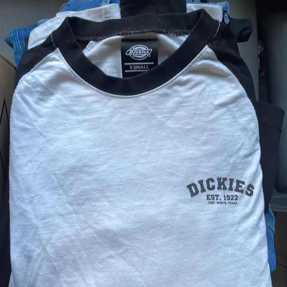 Långärmad T-shirt från dickies. Storlek XS killmodel  Fint skick, inga slitningar.. T-shirts.