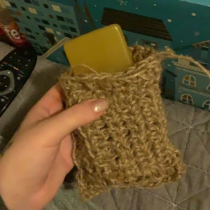 Virkad påse/skrubb  - En multiuse handmade virkad tvålskrubb samt behållare! Perfekt för duschen. Materialet är gjort av hampa liknande material. 