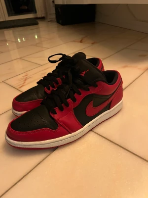 Jordan 1 low Reverse Bred  - Skick 9/10  Riktigt feta skor🙌🤩
