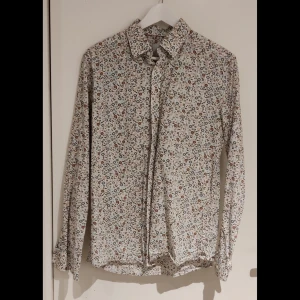 Premium skjorta från bläck  - Mönstrad skjorta från bläck i premiumbommul. Passar kanon som enskilt plagg eller till kostym för en festlig look. 