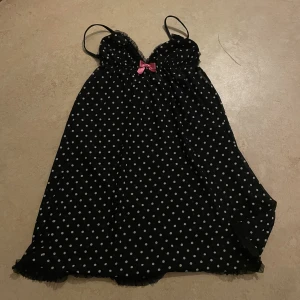 nattlinne - fint ”nattlinne” med prickar, använder aldrig. Bra skick