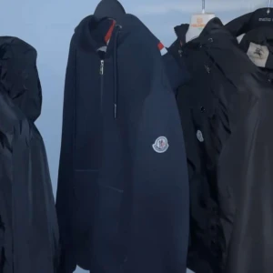 Moncler zip Hoodie  - En riktigt fet moncler zip hoodie , Storlek M äkta självklart , Vid intresse så hör av er till Motazzjr.ss på Instagram eller sms här på plick