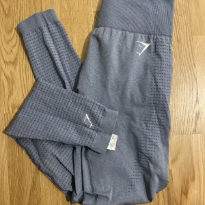 Gymshark vital seamless 2.0 blue marl - Gymshark vital seamless 2.0 blue marl. Obs dessa är använda och tvättade några gånger och har därför lite nopprig på rumpan samt att loggan på ankeln är nött. 🌸